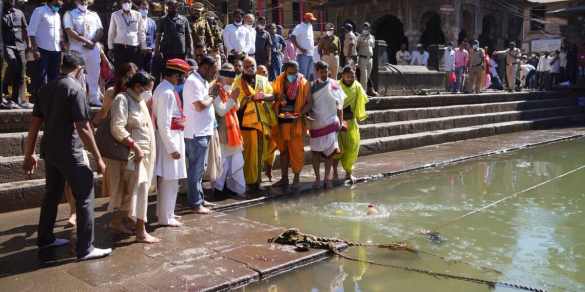 राज्यपाल भगत सिंह कोश्यारी यांनी श्री क्षेत्र त्रंबकेश्वराचे दर्शन घेऊन पूजन केले