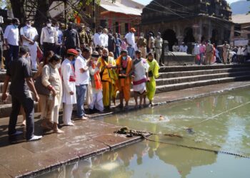 राज्यपाल भगत सिंह कोश्यारी यांनी श्री क्षेत्र त्रंबकेश्वराचे दर्शन घेऊन पूजन केले