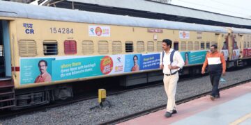 रेल्वेच्या माध्यमातून राज्य सरकारच्या कल्याणकारी योजनांचा संदेश