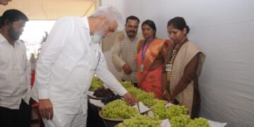 द्राक्षांच्या विविध उत्कृष्ट वाणांचे उत्पादन करणाऱ्या 35 शेतकरी व उत्पादकांनाचा सन्मान