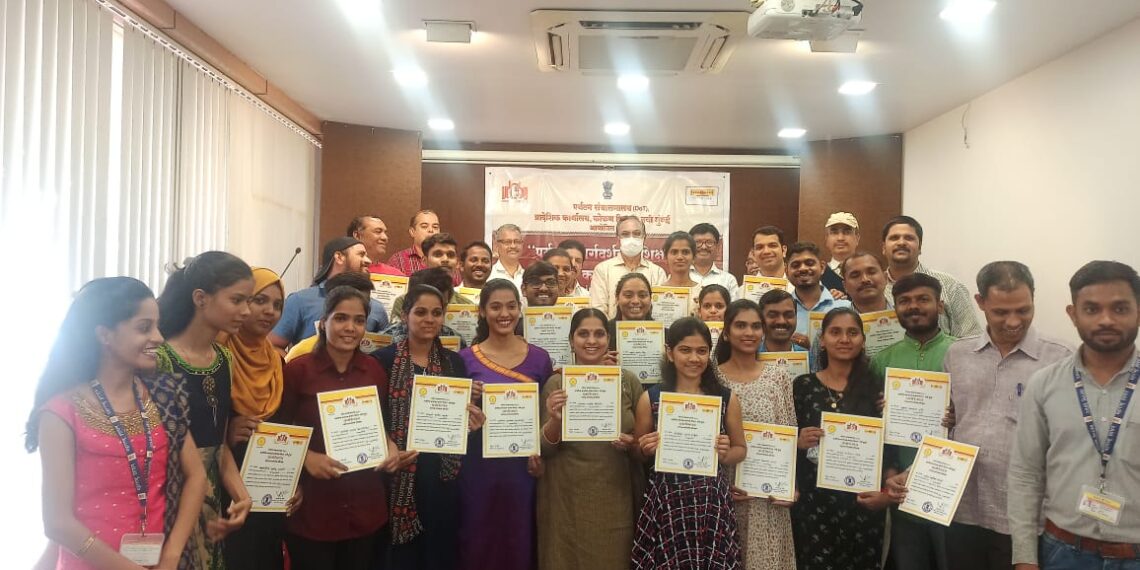 टुरिस्ट गाईड प्रशिक्षण शिबिरात 26 यशस्वी प्रशिक्षणार्थींना रत्नागिरीचे जिल्हाधिकारी डॉ.बी. एन. पाटील यांचे हस्ते प्रमाणपत्र