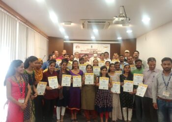 टुरिस्ट गाईड प्रशिक्षण शिबिरात 26 यशस्वी प्रशिक्षणार्थींना रत्नागिरीचे जिल्हाधिकारी डॉ.बी. एन. पाटील यांचे हस्ते प्रमाणपत्र