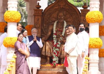 छत्रपती शिवाजी महाराजांच्या पुतळ्याचे प्रधानमंत्री नरेंद्र मोदी यांच्या हस्ते अनावरण