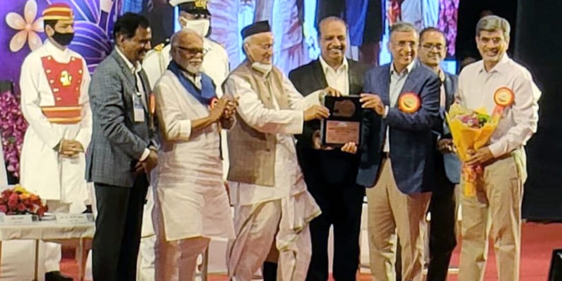 महाराष्ट्र चेंबर ऑफ कॉमर्स तर्फे कान्हदेशच्या विकासात महत्त्वपूर्ण योगदान दिल्याबद्दल जैन इरिगेशनचा गौरव