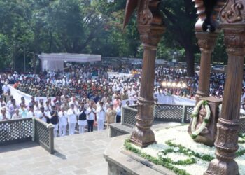 १०० सेकंद स्तब्धता पाळत लोकराजाला कोल्हापूरकरांची अनोखी मानवंदना…
