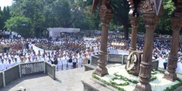 १०० सेकंद स्तब्धता पाळत लोकराजाला कोल्हापूरकरांची अनोखी मानवंदना…