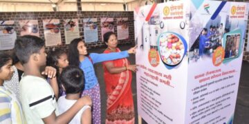 जुहू समुद्र किनारी महाराष्ट्राच्या प्रगतीचे ‘चित्ररुप दर्शन’ घेण्यासाठी पर्यटकांची गर्दी