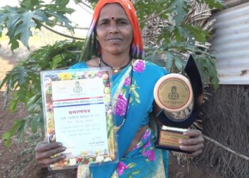निंबोणीच्या रजनीताईंनी फुलवली माळरानावर आमराईसह शेती