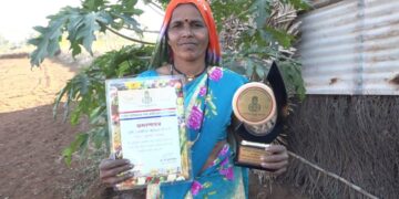 निंबोणीच्या रजनीताईंनी फुलवली माळरानावर आमराईसह शेती