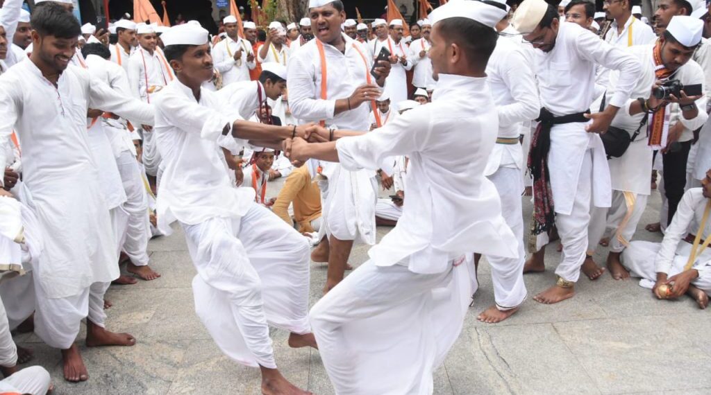 टाळ-मृदंगाच्या गजर, ज्ञानोबा माऊलीच्या जयघोषात संतश्रेष्ठ श्री ज्ञानेश्वर महाराज पालखीचे प्रस्थान