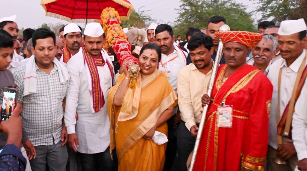 श्री रूक्मिणीमातेची पालखी पंढरपूरला मार्गस्थ l पालकमंत्र्यांच्या हस्ते पूजन