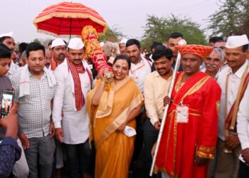 श्री रूक्मिणीमातेची पालखी पंढरपूरला मार्गस्थ l पालकमंत्र्यांच्या हस्ते पूजन