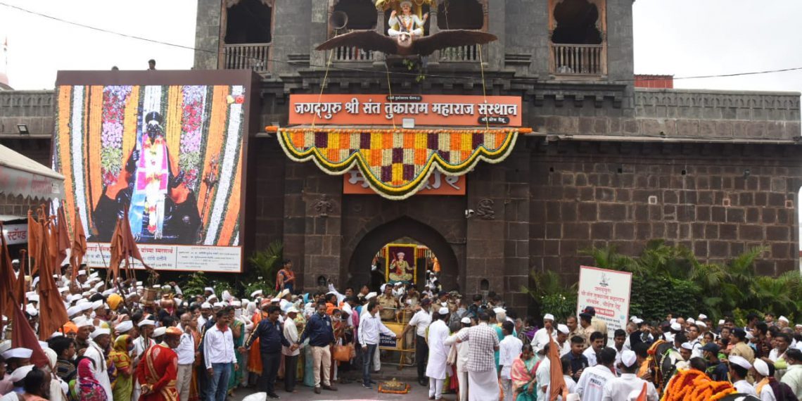 भक्तिमय वातावरणात आषाढी वारीसाठी श्री संत तुकाराम महाराज पालखी सोहळ्याने पंढरपूरकडे प्रस्थान