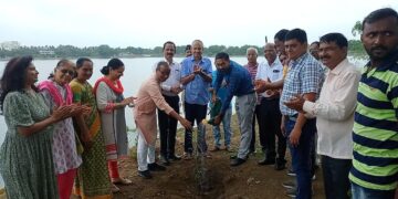 मेहरूण तलाव परिसरात वृक्षारोपणाचा शुभारंभ