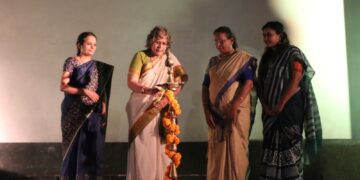 लतादीदींनी गायलेल्या अभिजात संगीतावर आधारित घरंदाज सूर या दृकश्राव्य अविष्काराने रसिक तल्लिन