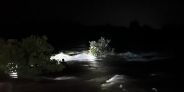 सुकी नदी पात्रात अडकलेल्या पर्यटकांना वाचवण्यात जळगाव जिल्हा प्रशासनास यश