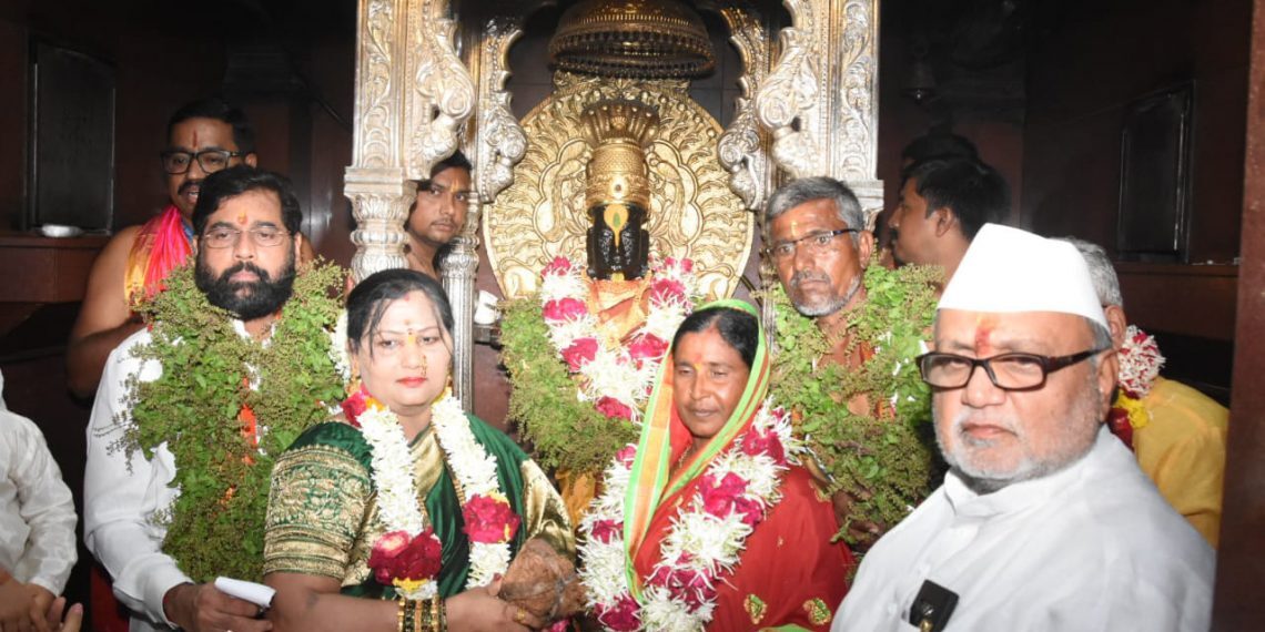 अर्धचंद्राकृती आकारानं वाहणाऱ्या चंद्रभागा नदीच्या तीरावर वसलेलं पंढरपूर