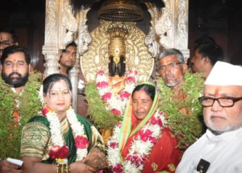 अर्धचंद्राकृती आकारानं वाहणाऱ्या चंद्रभागा नदीच्या तीरावर वसलेलं पंढरपूर