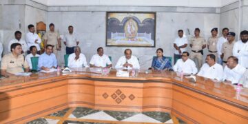 शिर्डी : फूल-हारावरील निर्बंधाबाबत धोरण ठरविण्यासाठी समिती