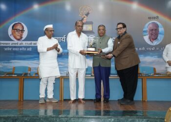कविवर्य ना.धों. महानोर यांना आचार्य अत्रे मानचिन्ह पुरस्कार प्रदान