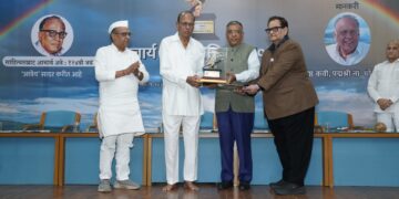 कविवर्य ना.धों. महानोर यांना आचार्य अत्रे मानचिन्ह पुरस्कार प्रदान