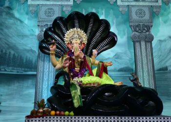 AC बसने ज्येष्ठांना मुंबईतील प्रसिध्द गणपतींचे दर्शन घडवण्यासाठी विशेष सहल
