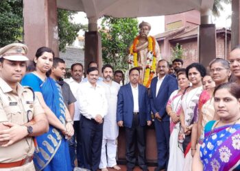 सावरकर व लोकमान्य स्मारकास केंद्रीय मंत्री राणे यांचे अभिवादन