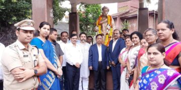 सावरकर व लोकमान्य स्मारकास केंद्रीय मंत्री राणे यांचे अभिवादन